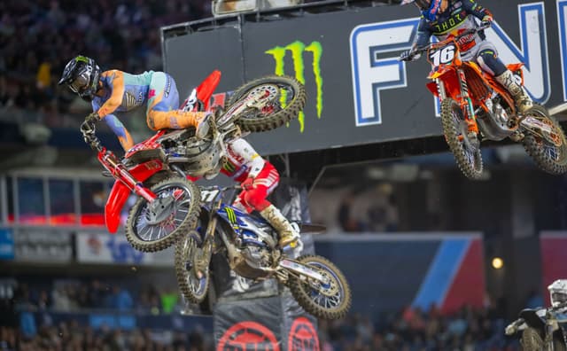 Jo Shimoda leading a group over the finish line at 2024 Nashville Supercross